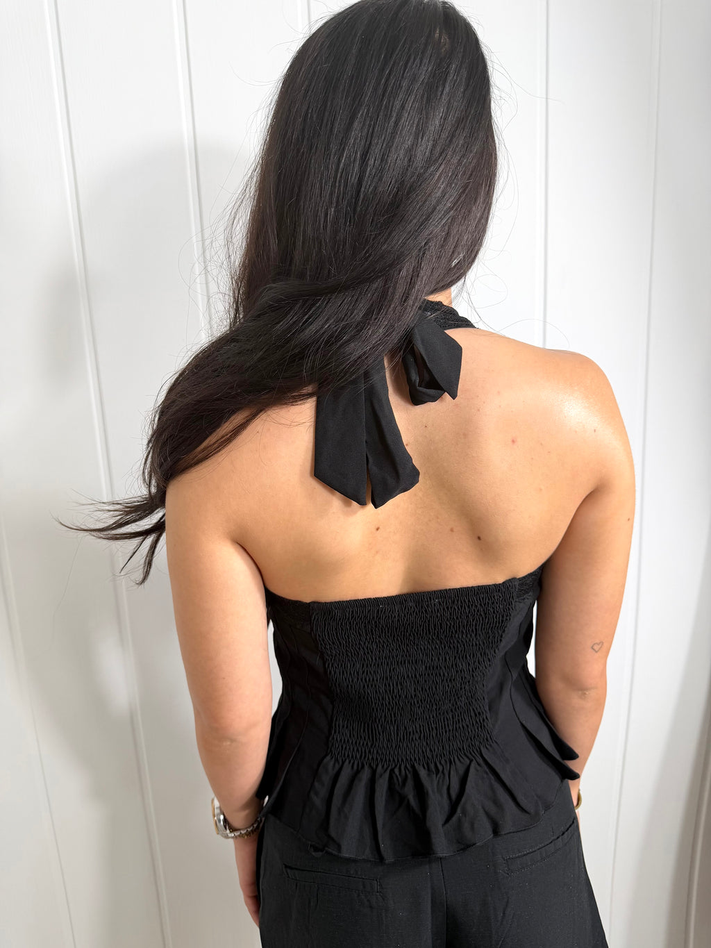 Chiffon-Haltertop mit tiefem V-Ausschnitt und gesmoktem Rücken