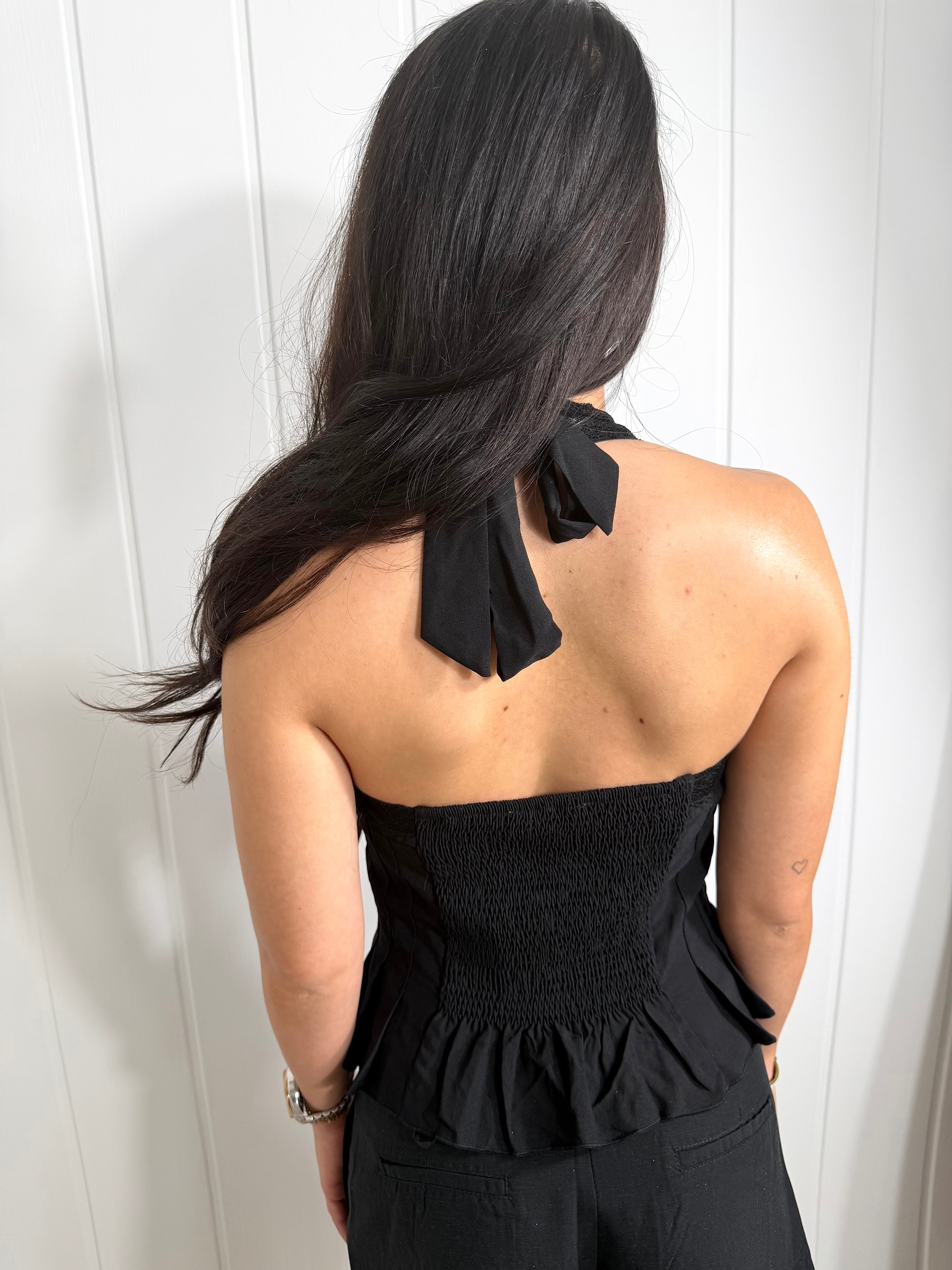 Chiffon-Haltertop mit tiefem V-Ausschnitt und gesmoktem Rücken